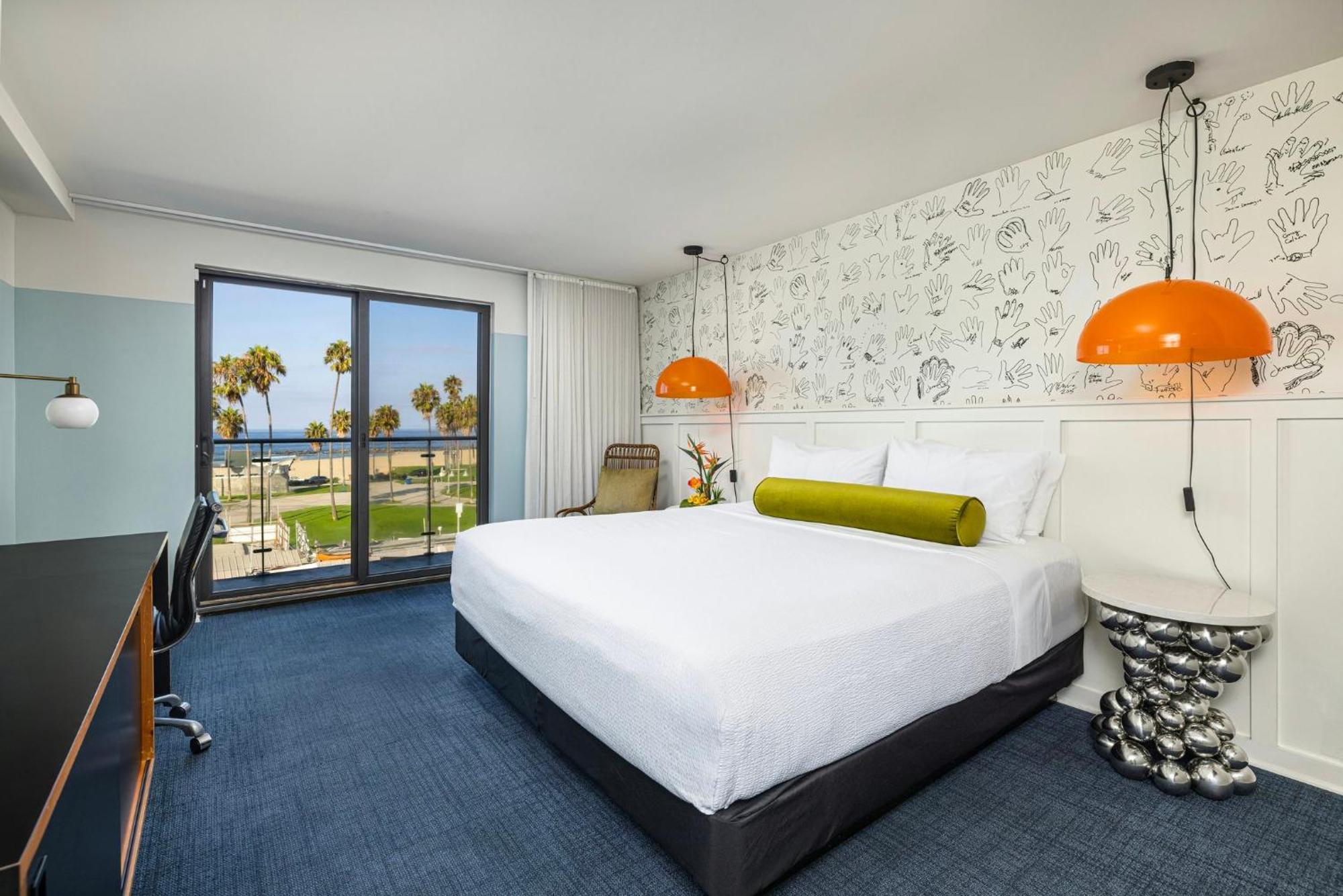 Zimmer mit Kingsize-Bett und Meerblick