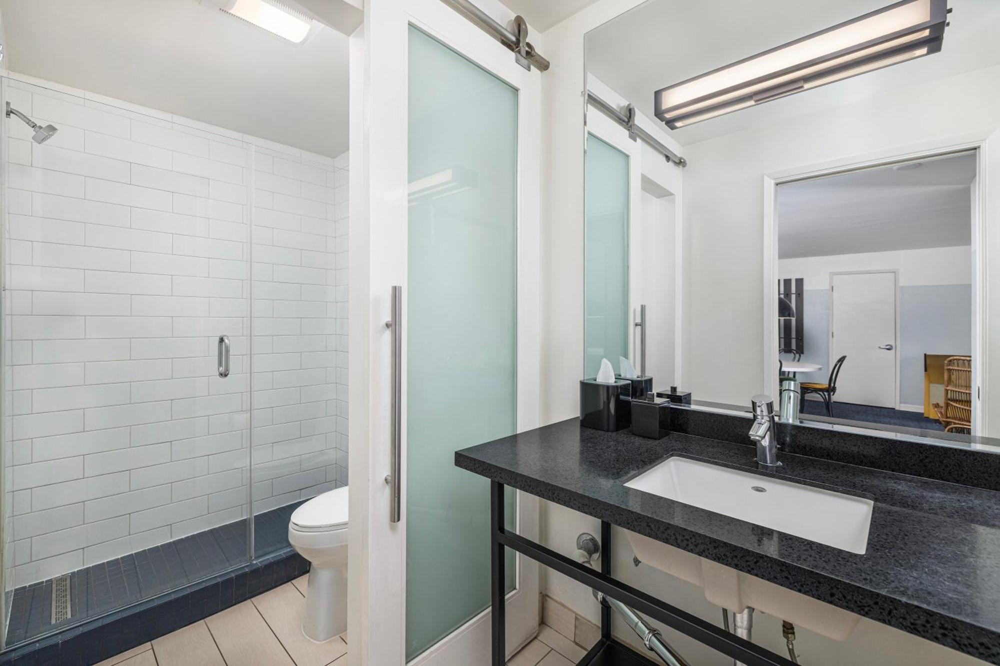 Suite mit Kingsize-Bett und Stadtblick